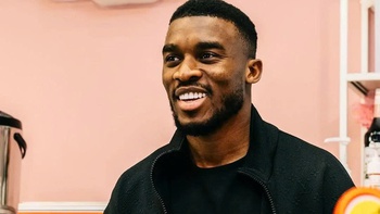 Thất nghiệp, tiền đạo Ngoại hạng Anh bán trà sữa, bánh rán mưu sinh