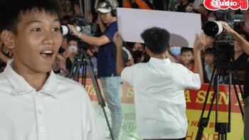 Cậu bé vui mừng cầm bảng thưởng chạy quanh trường quay khi nhận số tiền lớn