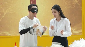 Bạch Công Khanh và Phương Anh nỗ lực trộn bánh tráng để hoàn thành thử thách