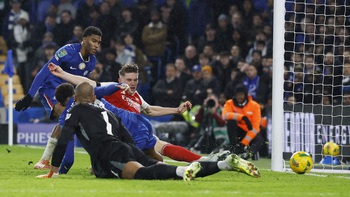 Fan Chelsea nổi giận vì thủ môn Sanchez ‘biếu’ hai bàn cho Arsenal