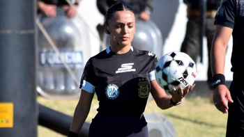 Cư dân mạng phát sốt với nữ trọng tài xinh đẹp ở Argentina