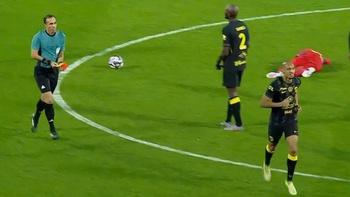 Cựu tiền vệ Liverpool Fabio bỏ chạy để ‘trốn’ thẻ đỏ