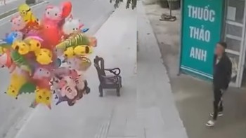 Ông chú vừa đem bóng bay ra bán đã được dọn hàng sớm