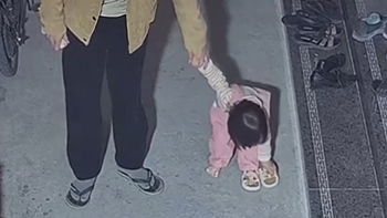 Lý do vì sao trẻ nhỏ hay đi dép trái