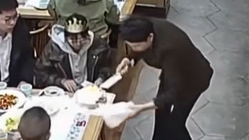 Dân mạng chấm 10 điểm cho nhà hàng chu đáo khi cô gái làm rơi bánh gato