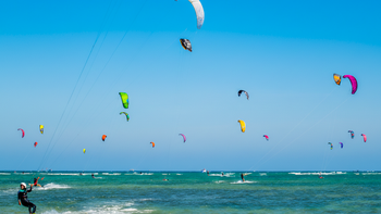Đã mắt với ‘đại tiệc’ ván diều rực rỡ sắc màu trên biển ở Khánh Hòa