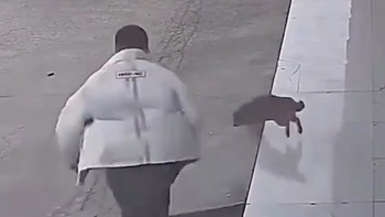 Chàng trai 'vồ ếch' vì hù dọa chó