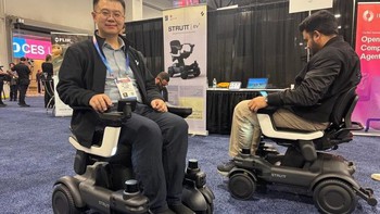 Xe lăn biết 'nghe lời' người dùng, tự tìm đường, tự tránh người đi bộ