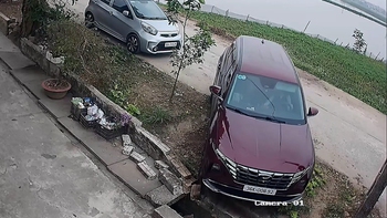 Nữ tài xế quay đầu ô tô cày nát luống rau lề đường