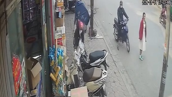 Trộm xe máy trước mặt mà cô gái vẫn không hay biết