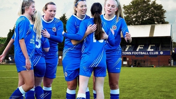 HLV bóng đá nữ Anh bị cấm 12 năm vì gửi ảnh nhạy cảm của mình cho cầu thủ