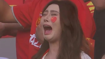 Tìm ra cô gái 'khóc nhè' khi U23 Trung Quốc vào bán kết