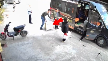 Video hài nhất tuần qua: Bê bảng hiệu quán lên xe vì tưởng hành lý khách