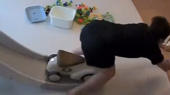 Ông bố trẻ ngã sấp mặt vì tò mò nghịch ngợm đồ chơi của con