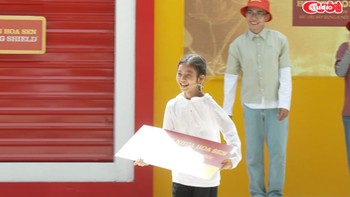 Cô bé vui mừng cầm bảng thưởng chạy về chia sẻ niềm vui với bà