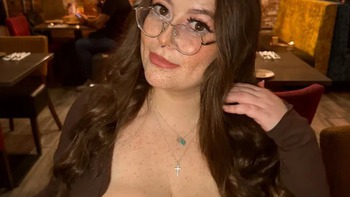 Bộ ngực quá khổ khiến cô gái cong vẹo cột sống