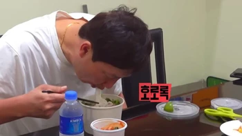 HLV Kim Sang Sik ăn phở với... kim chi