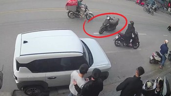Nhóm thanh niên ngơ ngác vì chiếc xe máy không người lái đâm sầm vào ô tô