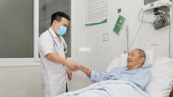 Cứu sống người đàn ông bất ngờ hôn mê sâu khi đang chơi tennis