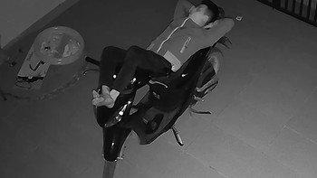 Chồng không nói nên lời vì định tạo bất ngờ cho vợ, nhưng người bất ngờ lại là bản thân mình