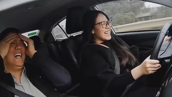 Thầy giáo xanh mặt, toát mồ hôi với học viên nhầm phanh chân với cần gạt nước