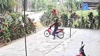 Chàng trai đề pa xe máy lao vào bụi cây