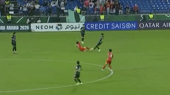 Đình Bắc ghi bàn rồi nhận thẻ đỏ, vì sao thế này?!