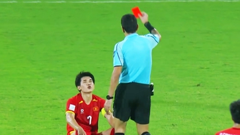 HLV Kim Sang Sik ‘nói đỡ’ cho tình huống thẻ đỏ của Đình Bắc