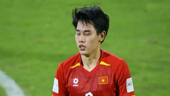 Đình Bắc ghi bàn rồi nhận thẻ đỏ, vì sao thế này?!