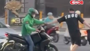 Tài xế xe công nghệ nhận cơn mưa lời khen khi giúp hai cha con du khách nước ngoài sang đường