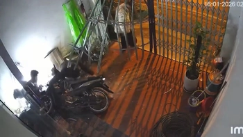Giữa đêm, 3 thanh niên chạy xe máy 'xuyên không' qua cửa cổng