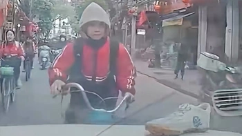Nam sinh đạp xe 'thở đằng tai' rượt theo ô tô để chiếc giày