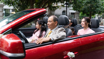 Đám cưới Phương Nhi: Tỉ phú Phạm Nhật Vượng lái mui trần, chị dâu cả lộ diện
