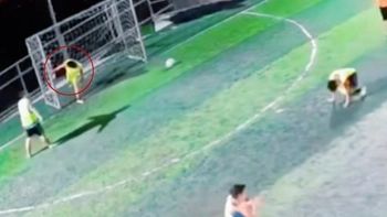 Thủ môn bị thủng lưới kiểu gà mắc tóc