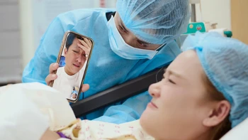 Trường Giang bật khóc nhìn Nhã Phương sinh con thứ 3 qua điện thoại