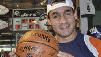 Nhân viên CLB Miami Heat đi tù vì đem bán kỷ vật đội bóng