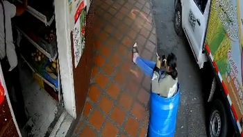 Cô gái ngồi lọt thỏm vào thùng phi