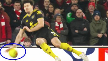 Tranh cãi nảy lửa vì tình huống bóng chạm tay Maguire trong vòng cấm