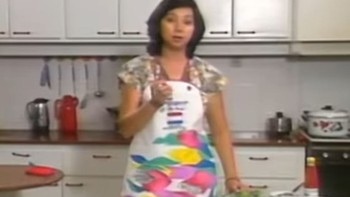 Clip dạy nấu ăn hơn 30 năm trước viral, làm gỏi cá cần 40 trái chanh?!