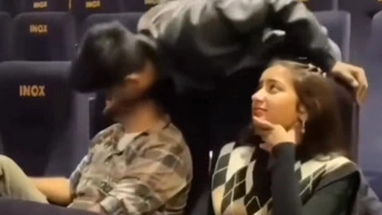 Thanh niên sung sướng vì cứ ngỡ được gái xinh hôn má