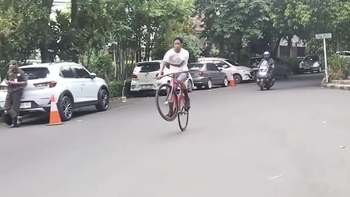 Chàng trai 'vồ ếch' khi trổ tài bốc đầu xe đạp