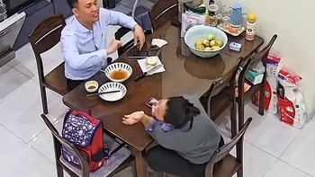 Vợ cười như được mùa khi bắt bài được chồng