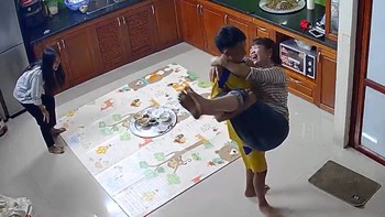 Mẹ cười hạnh phúc khi được con trai bế