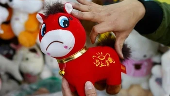 'Chú ngựa mếu' thành sản phẩm hot dịp Tết Nguyên đán