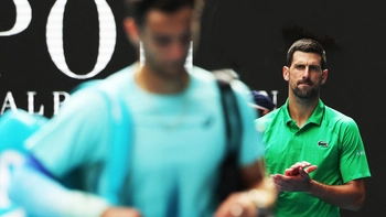 Suýt xách vali về nhà, may mắn níu Djokovic ở lại Úc mở rộng 2026