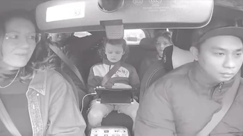 Bác tài đầu tư âm thanh thông báo trong xe cứ như trên máy bay khiến khách Tây trầm trồ