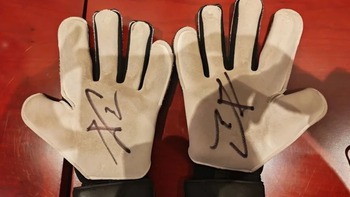 Găng tay thủ môn Li Hao được đưa vào bảo tàng