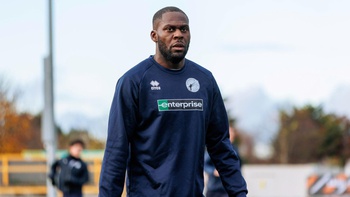 Chân sút Ngoại hạng Anh làm cầu thủ kiêm HLV… ở hai đội