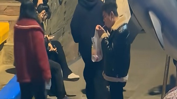 Cá heo dạy dỗ thanh niên hút thuốc trong thủy cung vì nhắc nhở không nghe