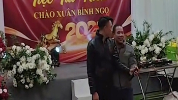 Khách lên giật mic vì thấy chàng trai hát hay tưởng là hát nhép